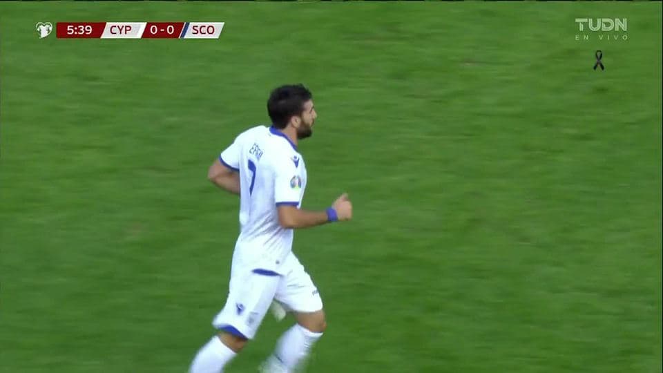 ¡CERCA!. Giorgios Efrem disparó que se estrella en el poste.