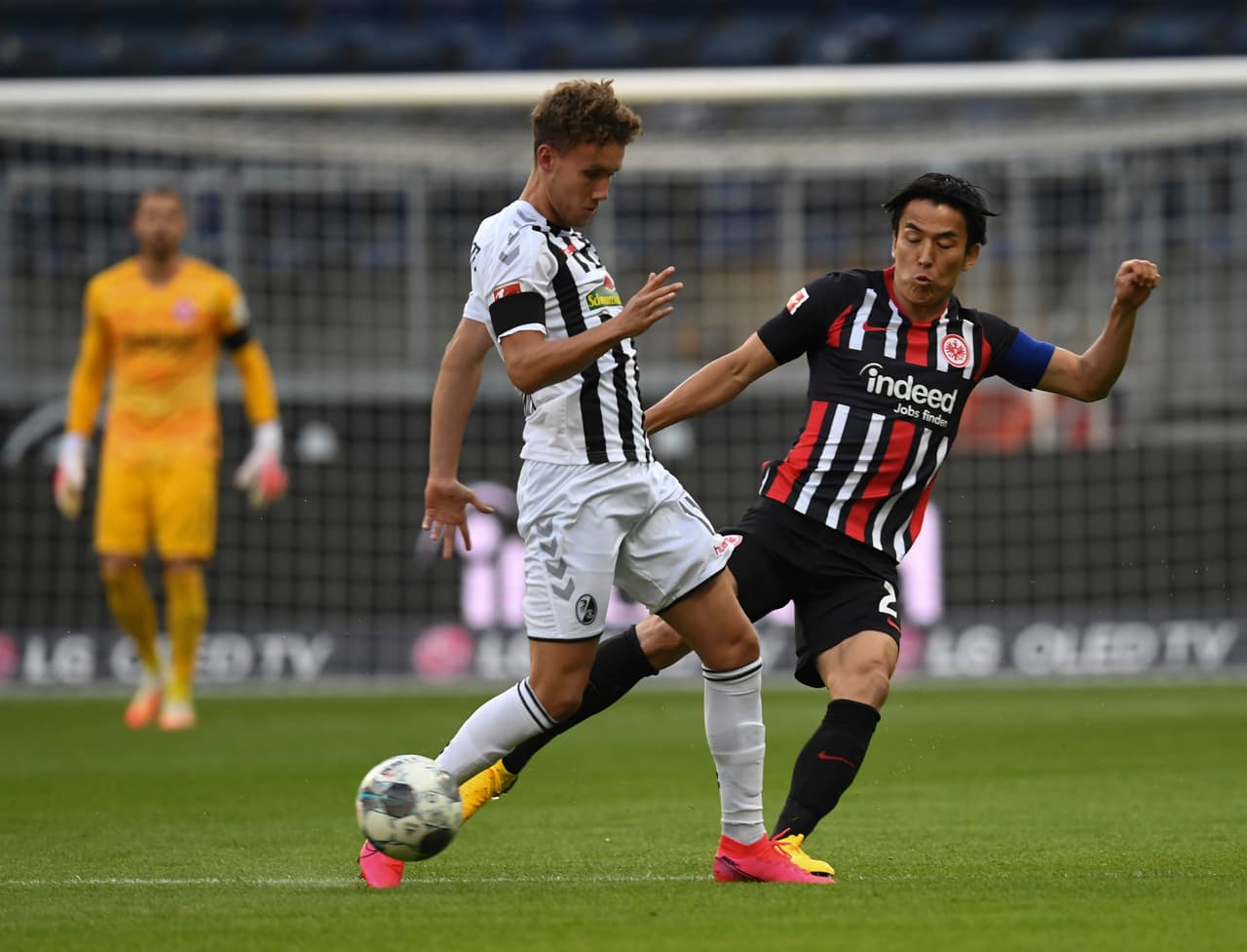 Makoto Hasebe aguanta el recorte de Luca Waldschmidt y le roba el esférico al jugador del Freiburg.