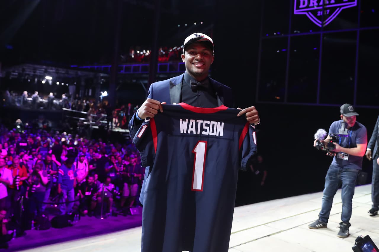 <b>12 DESHAUN WATSON | QB Houston Texans</b>
<br>Universidad: Clemson
<br>Estatura: 6’2’’
<br>Peso: 221 libras
<br>
<br>Destacar: En dos partidos de Campeonato Nacional de la NCAA contra Alabama, Watson pasó para 825 yardas y siete touchdowns con una sola intercepción.
<br>
<br>Resumen: La superestrella de Clemson y líder carismático, pero los exploradores profesionales siguen siendo un poco escépticos debido a sus problemas de precisión, una inclinación por los lanzamientos forzados, y su tamaño y altura poco menos de las ideales.
<br>
<br>Conclusión: Primer mariscal de campo de Clemson reclutado en la primera ronda desde Steve Fuller en 1979.