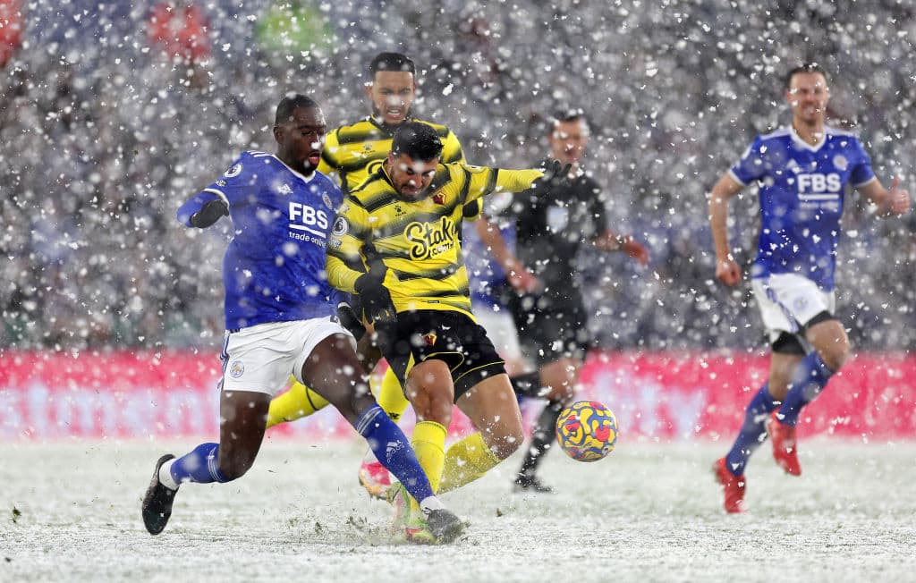 Leicester City golea al Watford 4-2 en la Premier League. Jamie Vardy hizo dos goles, James Madison y Ademola Lookman sumaron tantos para los Foxes, mientras que Josua King y Emmanuel Dennis hicieron lo propio para los visitantes.