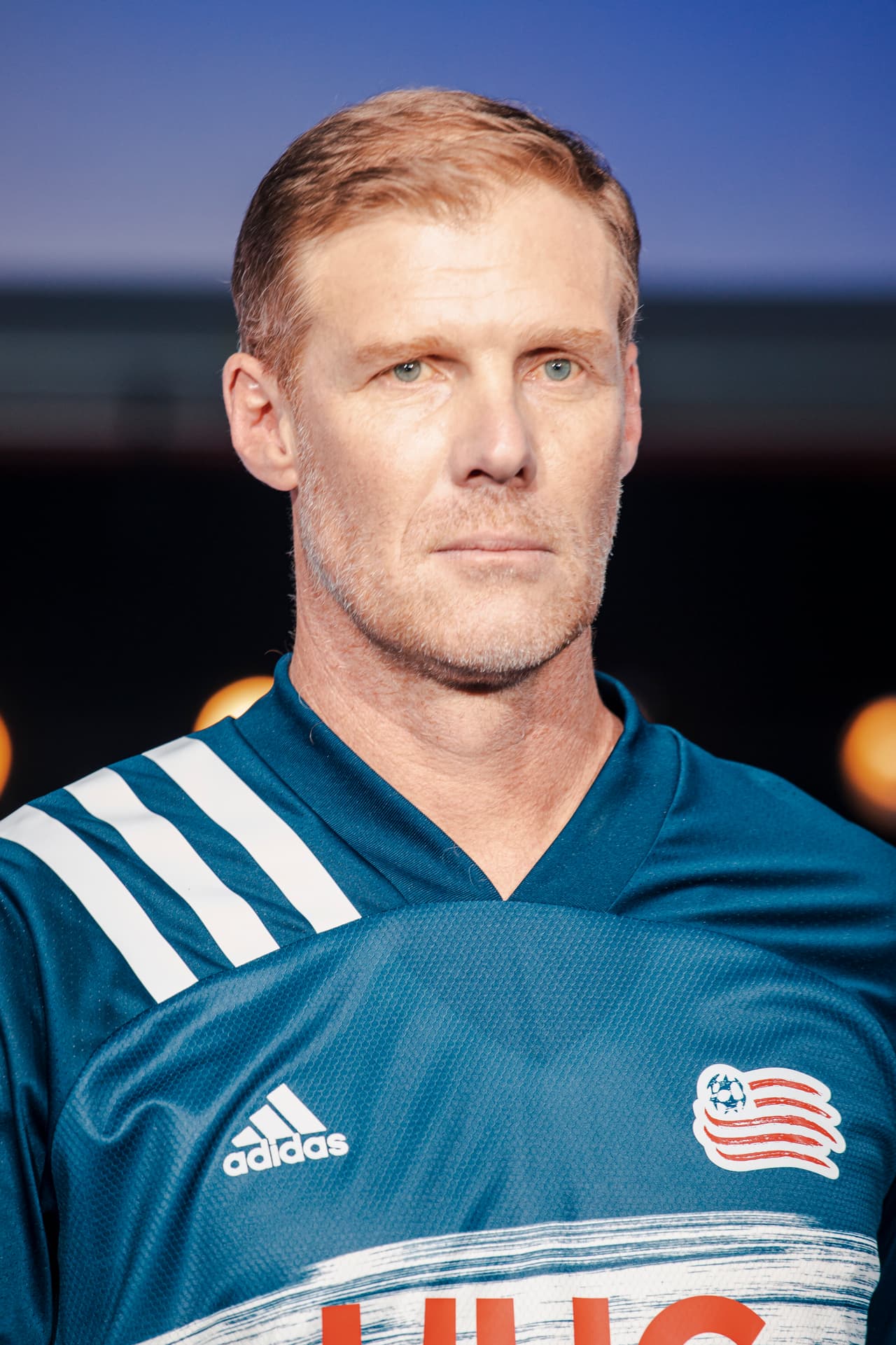 Alexi Lalas, otro de los nombres legendarios en los primeros años de Major League Soccer, se puso la nueva camisa de New England Revolution.