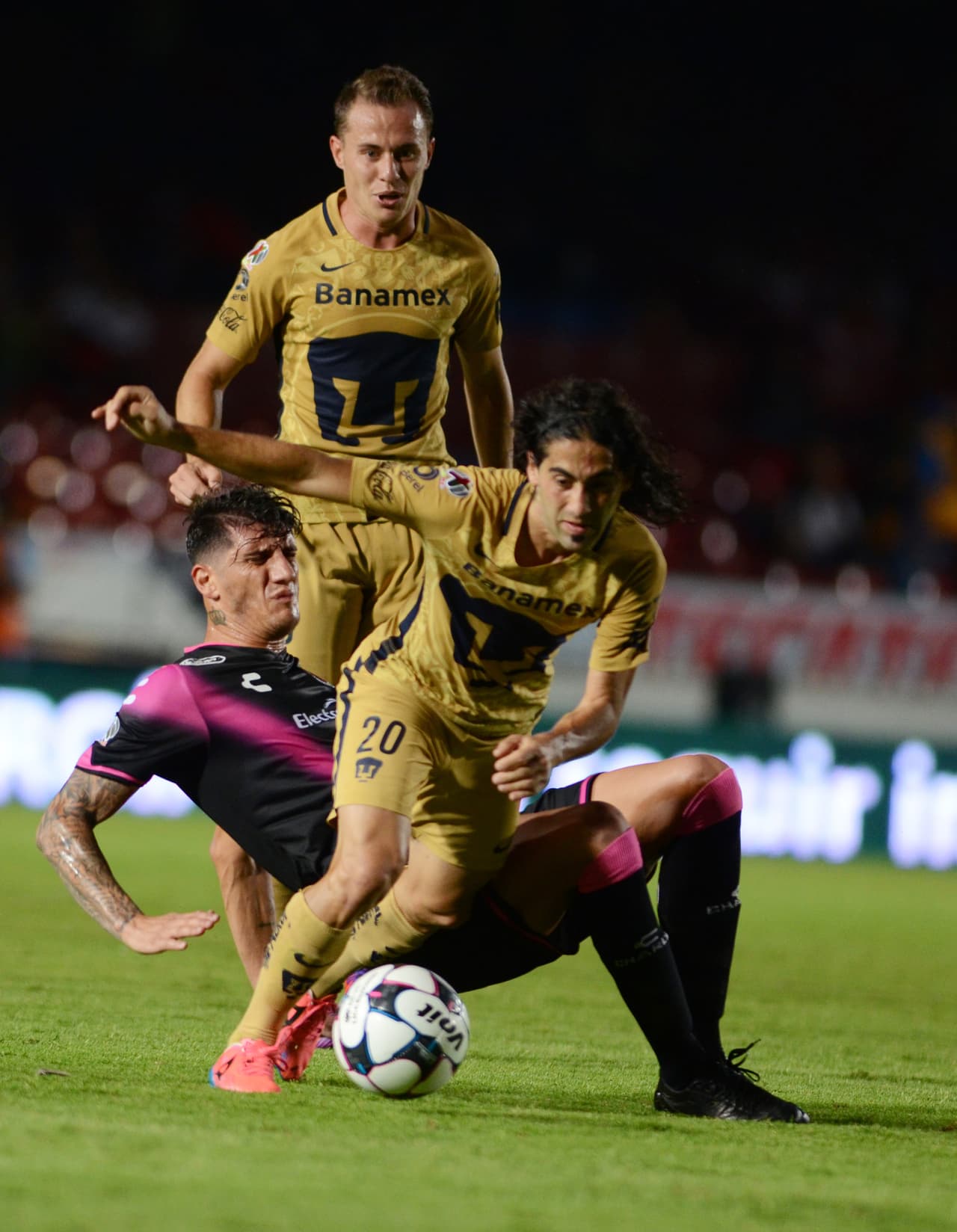 Pumas había enseñado cierto poderío y buen juego a lo largo del campeonato, pero únicamente de local. Luego de la derrota ante Tigres de la semana anterior, su posición en la zona de Liguilla quedó comprometida, pero viajó al puerto jarocho para conseguir su primer triunfo de visitante.