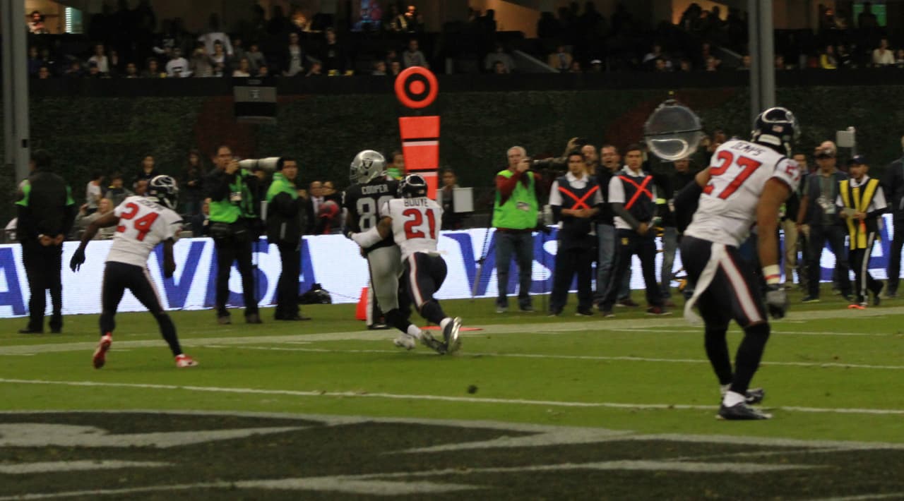 Te presentamos las mejores imágenes que nos dejó el juego entre Raiders y Texans en la cancha del estadio Azteca de la ciudad de México.