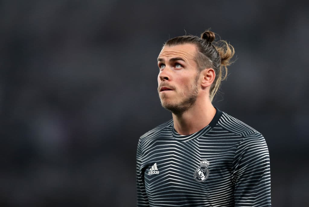 Por otro lado, el futuro de Gareth Bale se complica luego que se diera a conocer que
<a href="https://www.univision.com/deportes/futbol/la-liga/otro-problema-bale-se-fue-del-bernabeu-en-el-minuto-78-del-partido-ante-la-real-sociedad" target="_blank"> abandonó el Santiago Bernabéu a 12 minutos del final del juego en que perdió Real Madrid 0-2 con Real Sociedad.</a>
