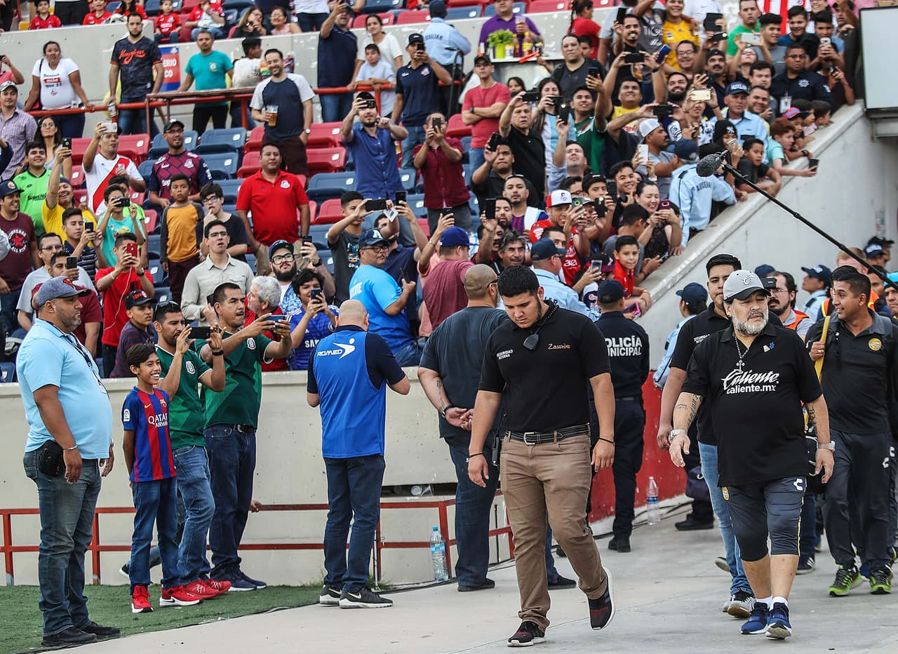 La salida de Maradona en el Estadio Héroe de Nacozari, sede del partido de este domingo.