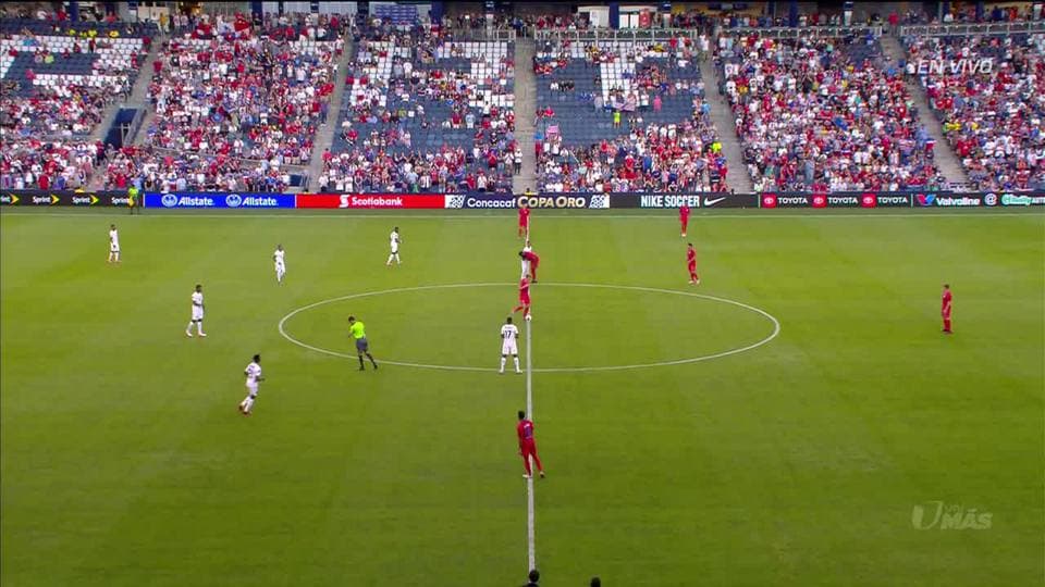 Arranca el partido y la pelota está en juego.