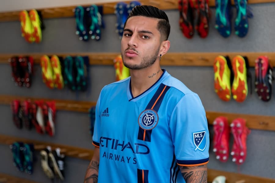 Con el tico Ronald Matarrita como uno de sus modelos, New York City FC presentó a su nueva camiseta titular. La casaca sigue teniendo al celeste como color principal.