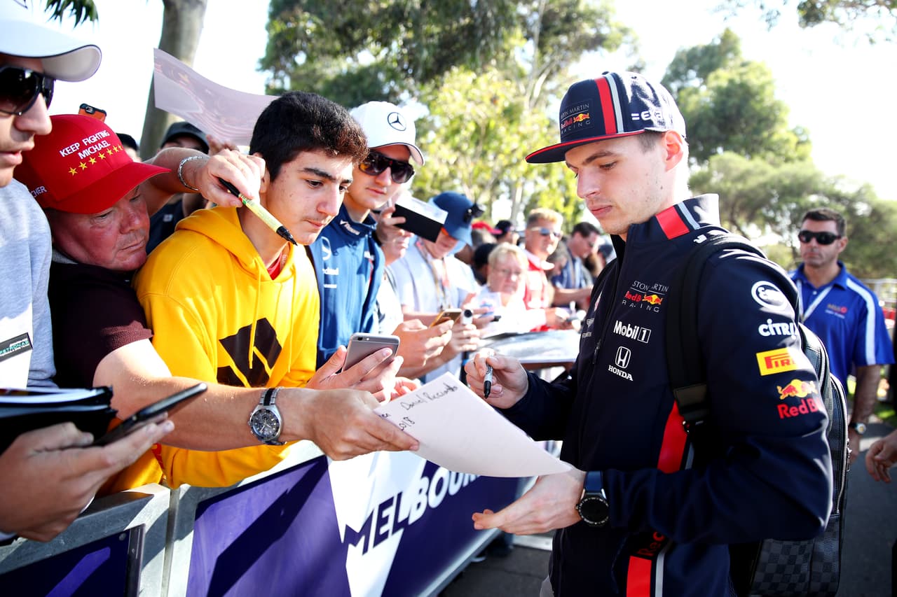 La Fórmula 1 se acerca cada vez más a su línea de partida y por ello la llegada de pilotos, sus momentos con los fanáticos y el ajuste de detalles hacen parte del previo del Gran Premio de Australia en Melbourne.