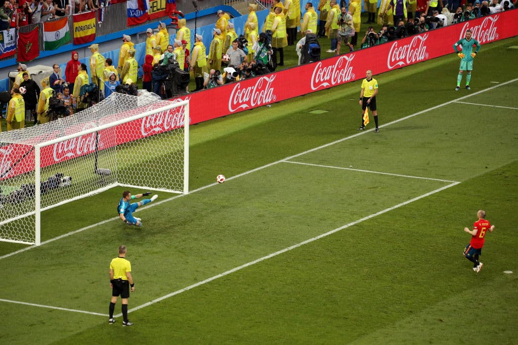 España comenzó cobrando y Andrés Iniesta marcó sin mayor problema, con clase en su cobro.