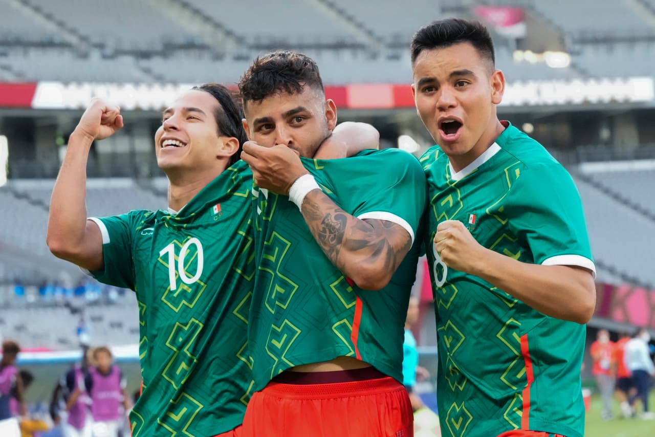 El mexicano Alexis Vega celebra un gol con sus compañeros Carlos Rodríguez y Diego Lainez, durante un partido de fútbol contra Francia el jueves 22 de julio. 
<br>
<br>El día anterior habían comenzado las primeras competencias. En esa jornada Tokio contabilizó 1,832 nuevos casos de covid-19.