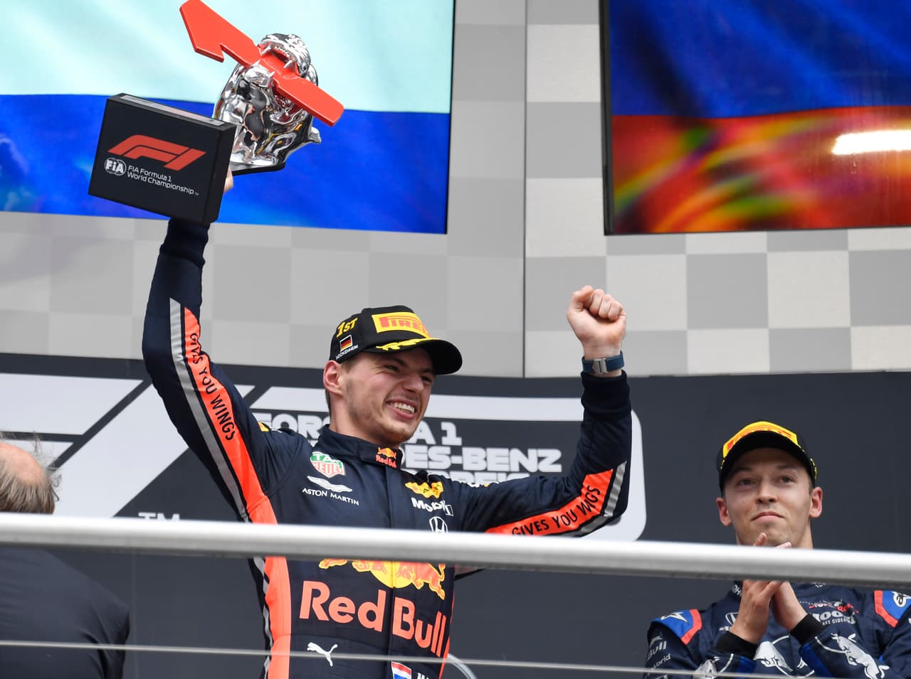 El holandés Max Verstappen (Red Bull) se impuso en el Gran Premio de Alemania de Fórmula 1, este domingo tras una alocada carrera, en la que el piloto inglés Lewis Hamilton (Mercedes), líder de las clasificaciones, apenas pudo ser undécimo, a pesar de haber salido desde la 'pole'.
