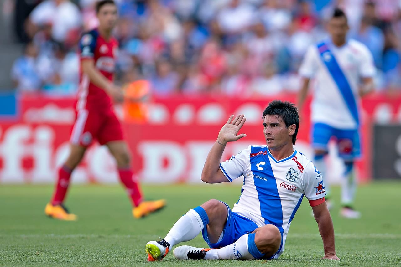 Matías Alustiza, Puebla.- El jugador recibió el cartón la tarjeta roja al barrese con fuerza desmedida sobre Carlos Ernesto Cisneros.