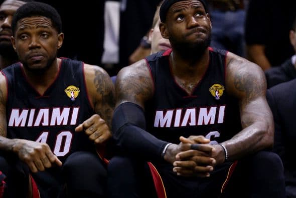 Todo o nada. Dispuestos a dejar la vida en la cancha San Antonio fue por su quinto campeonato mientras Miami buscaba salir de la mala racha 3-1 pese a que ningún equipo en la historia lo había logrado en una final. San Antonio apaleó a Miami.          