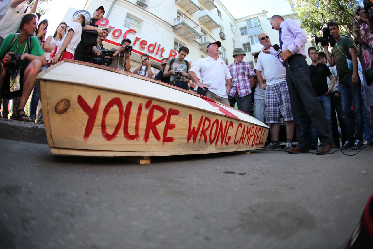 Incluso los fanáticos de la selección inglesa la tomaron contra Campbell cuando se volvió comentarista y les recomendó ya no viajar para apoyar a Inglaterra.