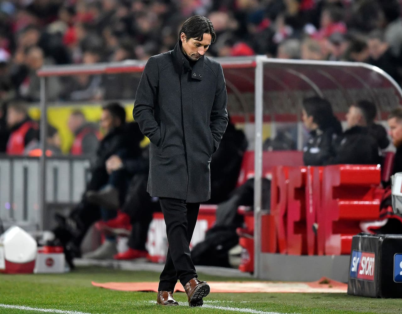 Los malos resultados le costaron el puesto al técnico Roger Schmidt, figura al llevar al equipo a la Champions League una temporada atrás pero impotente ahora de darle un rumbo ganador.