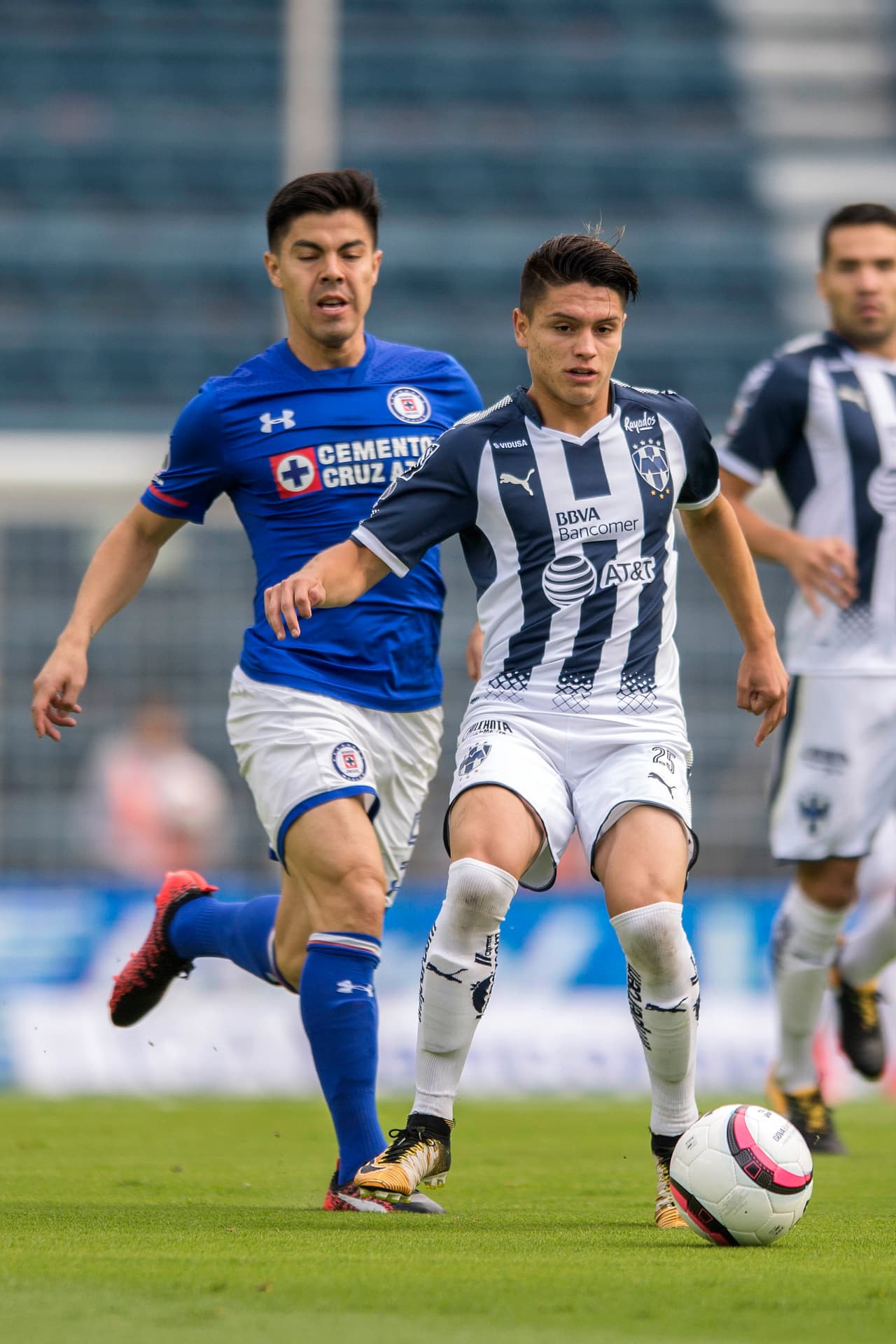 Mohamed, lo debutó en el equipo el torneo pasado y rápidamente se hizo de sitio en el cuadro titular junto a Carlos Sánchez en la media cancha. Tanto así que al final de la campaña fue ubicado en el 11 ideal de la Liga MX.
