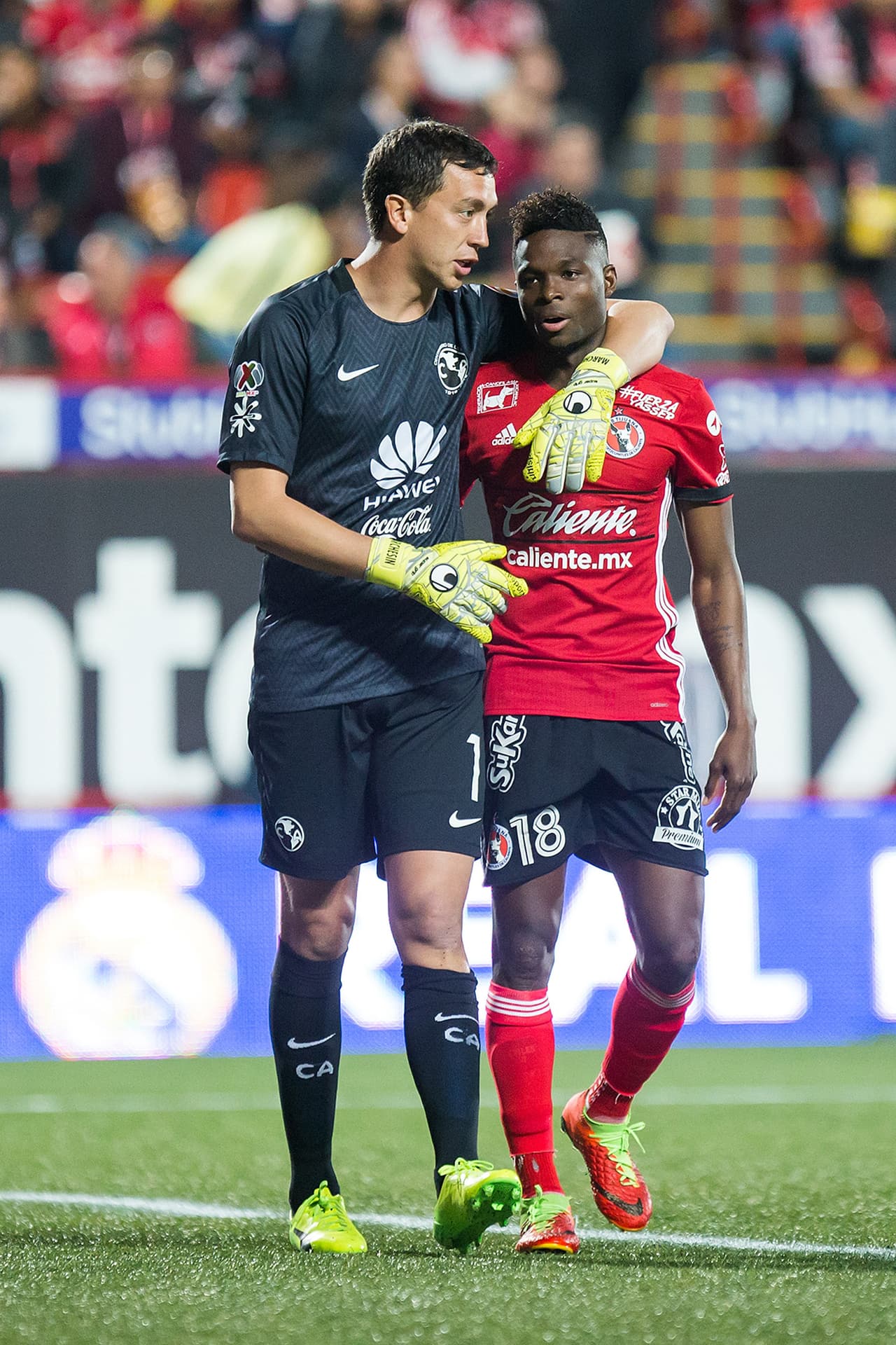 Pero al final del partido los integrantes del América fueron más amigables. El primero fue el arquero Agustín Marchesín, que conversó con el jugador que durante la semana evadió la pregunta de si le gustaría hacer parte de las 'Aguilas'.