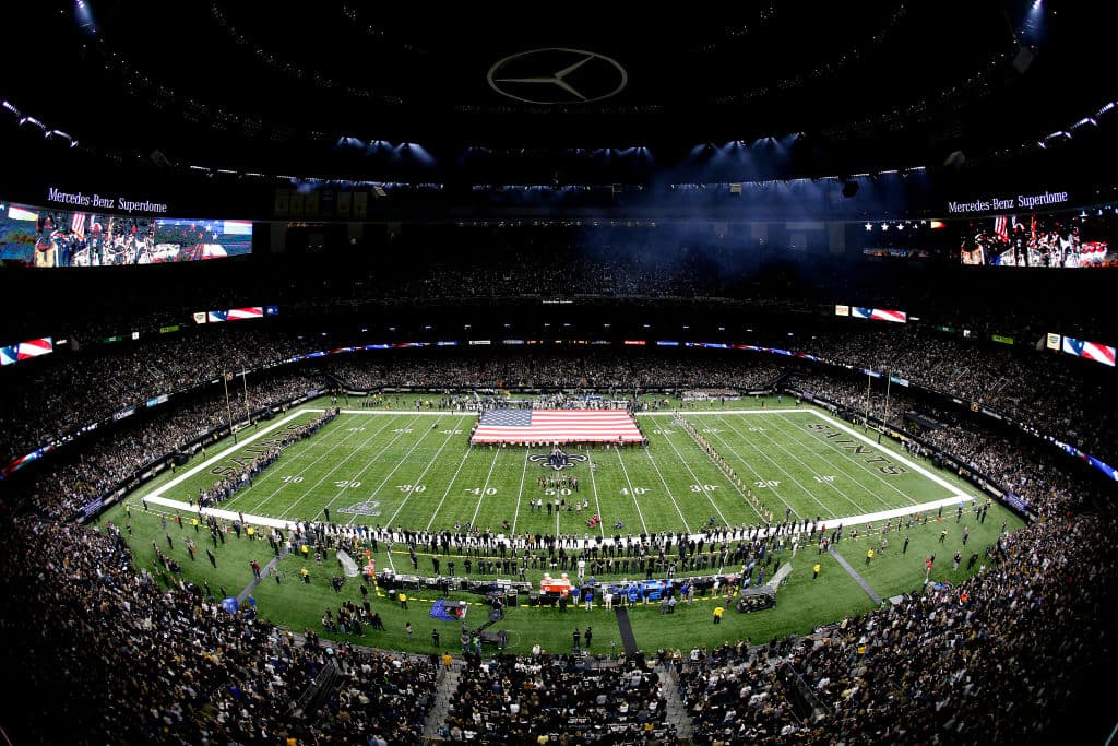 El Mercedes-Benz Superdome lleno durante el Himno Nacional, previo al duelo entre Eagles y Saints.