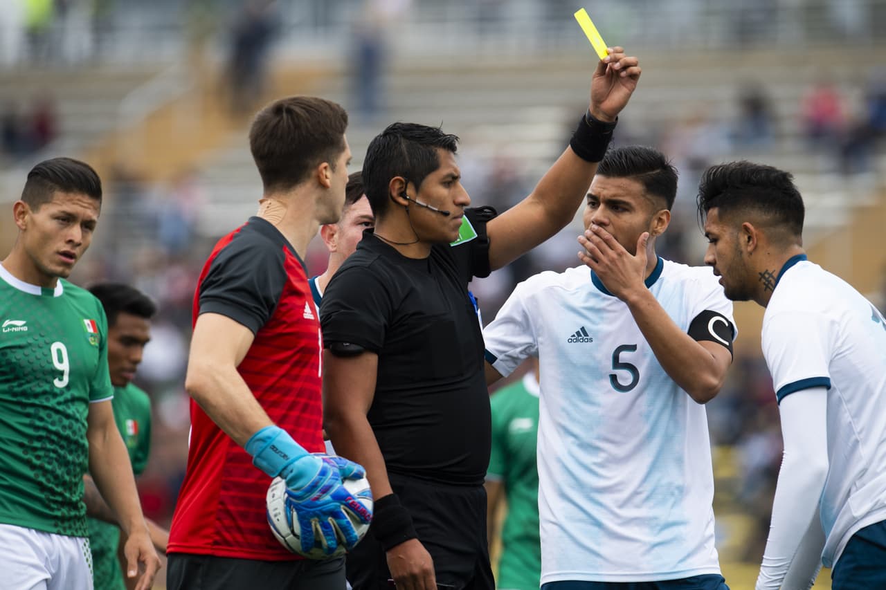 Evidentemente que el juego no tardó en calentarse y las tarjetas amarillas empezaron a pulular con el paso de los minutos.