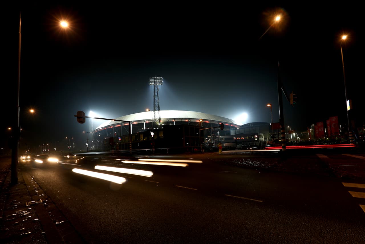 En Rotterdam el estadio brillaba con luz propia, literalmente, en una noche oscura.