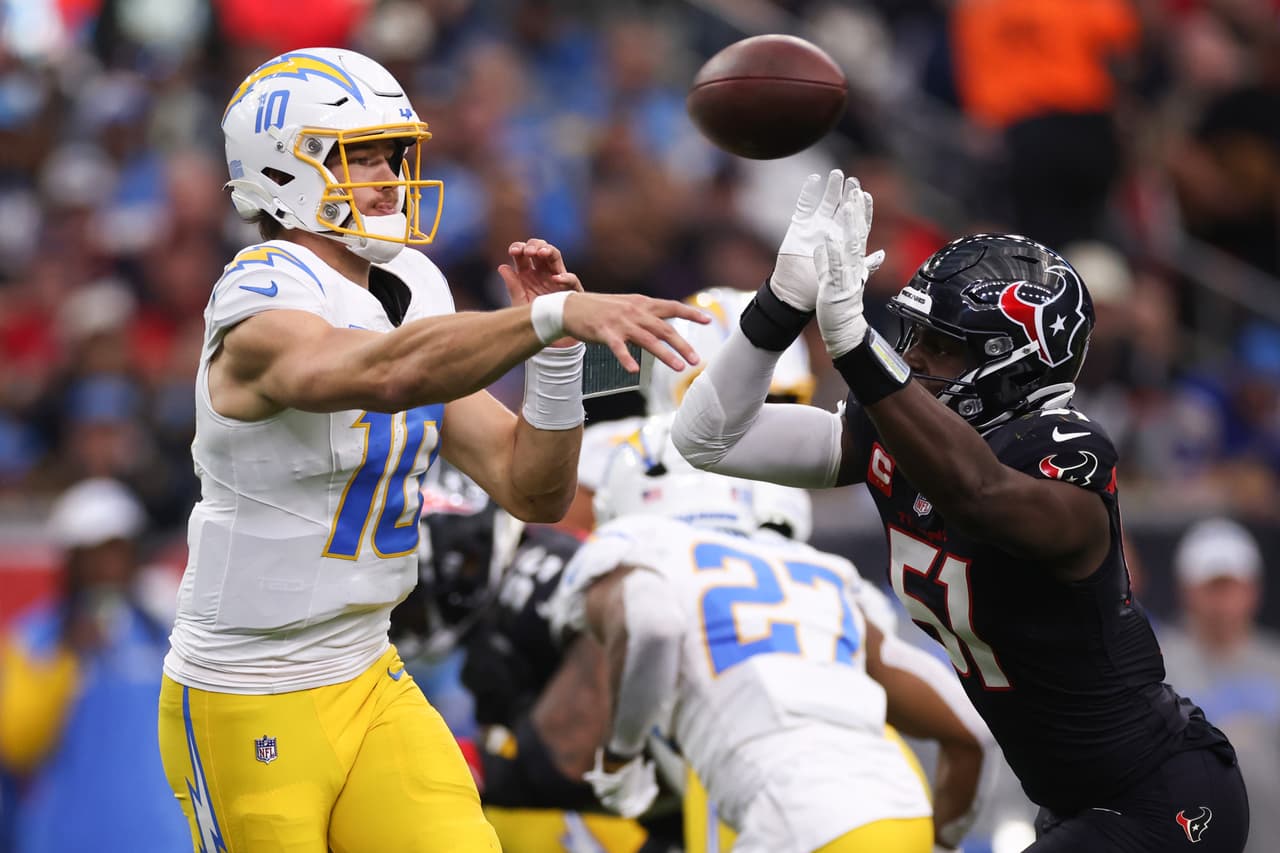 ¡Terrible tarde de Chargers! Texans avanza en los Playoffs de la NFL