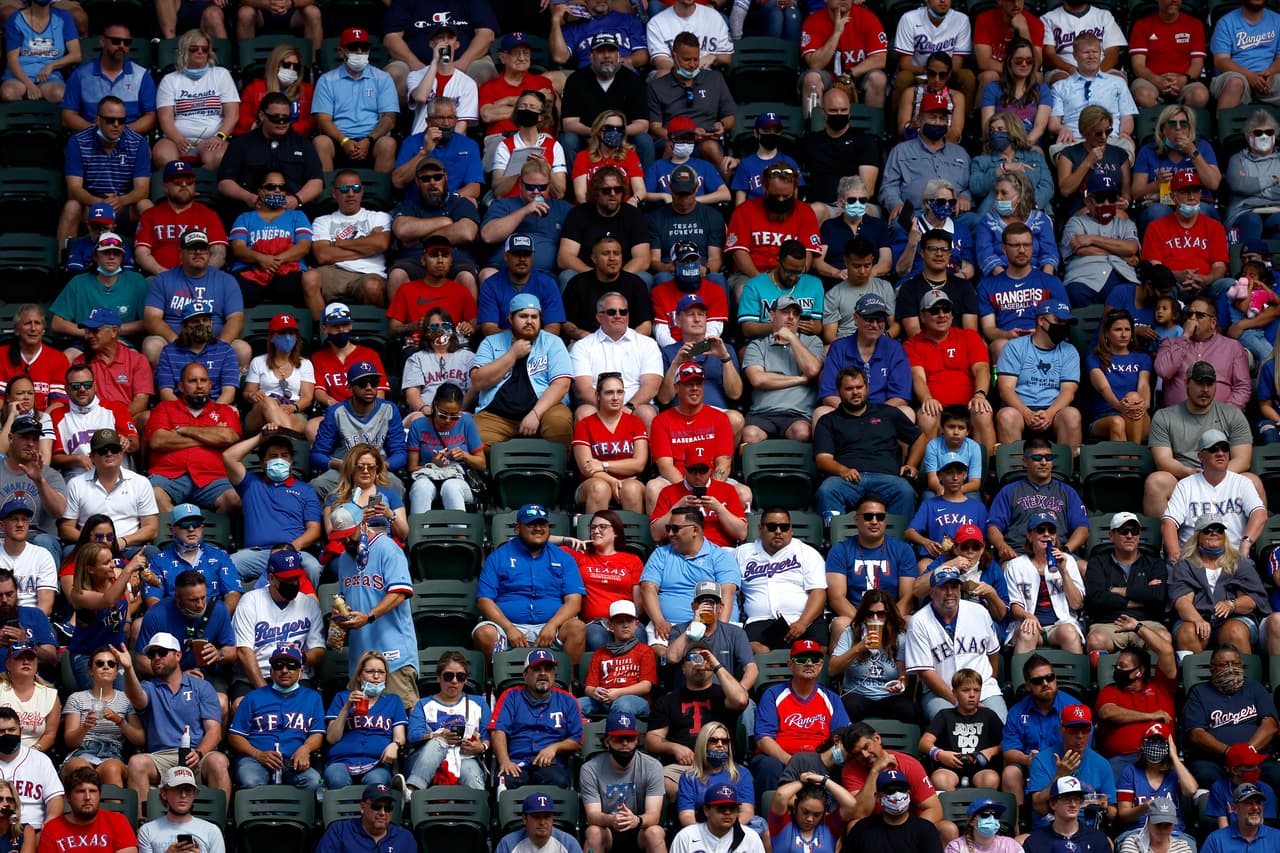 Los 37,238 asistentes llenaron el estadio Globe Life Field para presenciar el Blue Jays vs. Rangers Texas en tiempos de coronavirus.