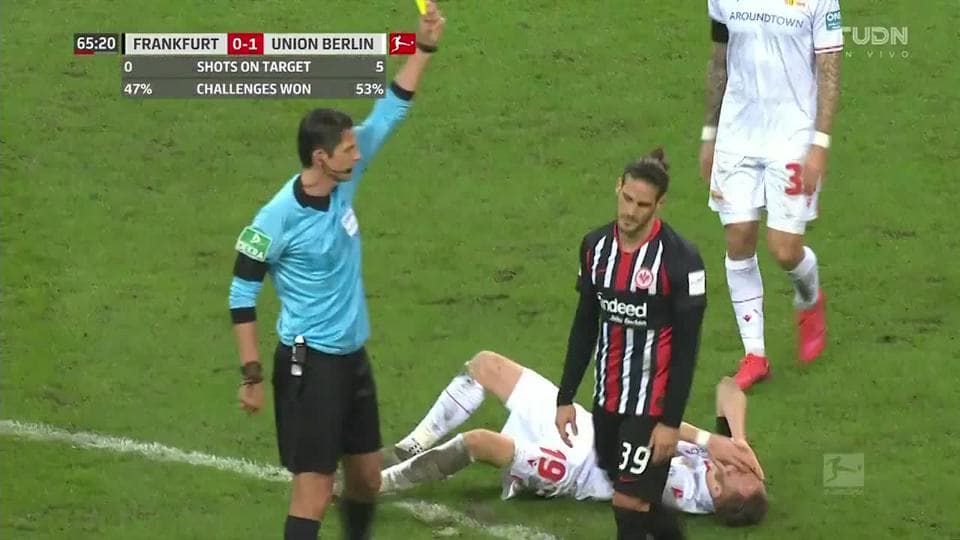 Tarjeta amarilla. El árbitro amonesta a Gonçalo Paciência de Eintracht Frankfurt