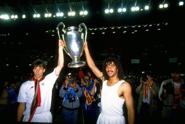 En 1989 el Milan de Arrigo Sacchi fue un más que justo campeón, goleando en la Final al Steaua Bucarest con tantos de sus dos mayores figuras, Marco van Basten y Ruud Gullit, ambos con doblete para el 4-0 definitivo.