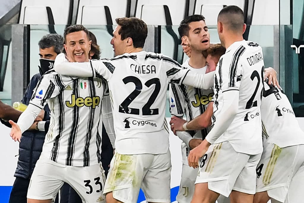 Inicia la Jornada 25 de la Serie A y la Juventus se impone al Spezia Calcio con un marcador de 3-0. Álvaro Morata abrió el marcador hasta la segunda parte del encuentro (62'), quien fue seguido por Federico Chiesa (71'). El tercer tanto cayó al minuto 89, y para cerrar con broche de oro, Cristiano Ronaldo empujó el balón con zurda para darle la victoria absoluta a la Vecchia Signora.