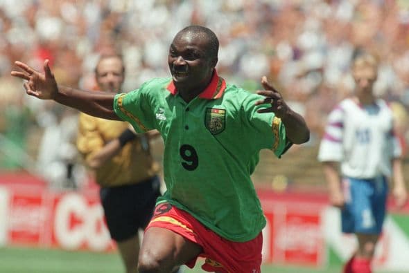 Roger Milla, un símbolo de la selección de Camerún es otro que ha destacado con sus goles ya entrado en años.