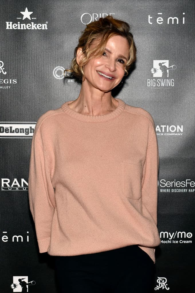 Tras ser rechazado, lo sigue intentando, aunque en vano. Sin embargo, con el apoyo de su madre, consigue que le concedan, al menos, la peor ruta comercial.
<br>