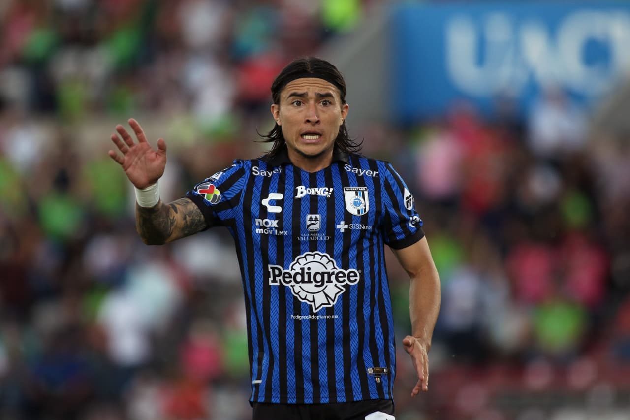 En la recta final del primer tiempo, el VAR cobraba penal a favor de Gallos, Bryan Olivera cobraba en dos ocasiones y Hugo González se convertía en héroe.