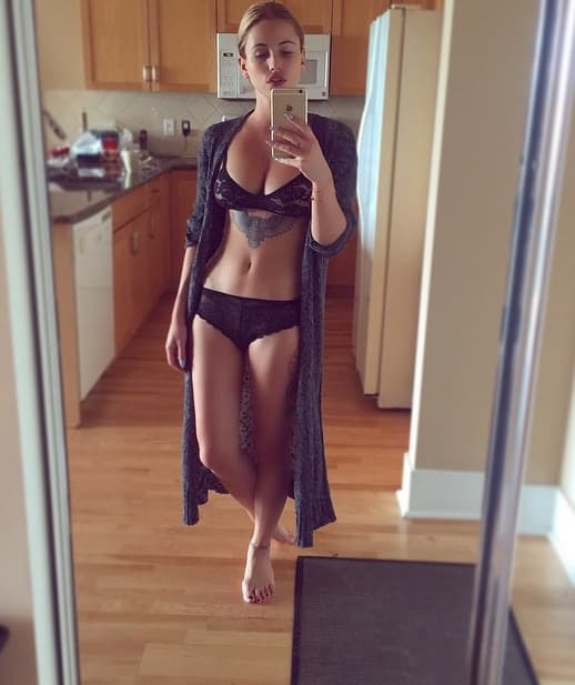 La bella modelo belga es nueva pareja del jugador del Manchester United, Gaelle es una de las presentadoras de Poker Stars y ha posado en diversas revistas.