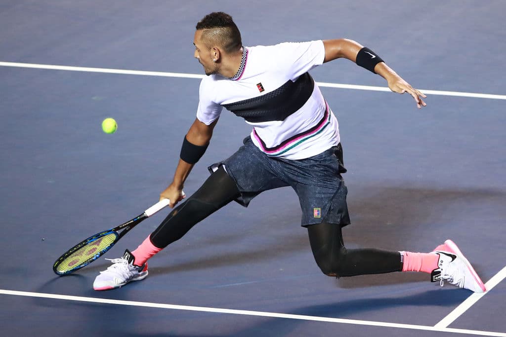 En el primer set Kyrgios echó mano de un total de 11 aces para hacer mella en el juego de Isner y tras 43 minutos de fragorosa batalla, el controversial australiano se impuso 7-5.
