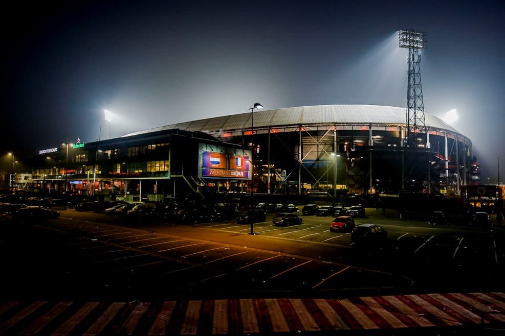 Un marco espectacular presentaba Rotterdam para esta noche de fútbol.