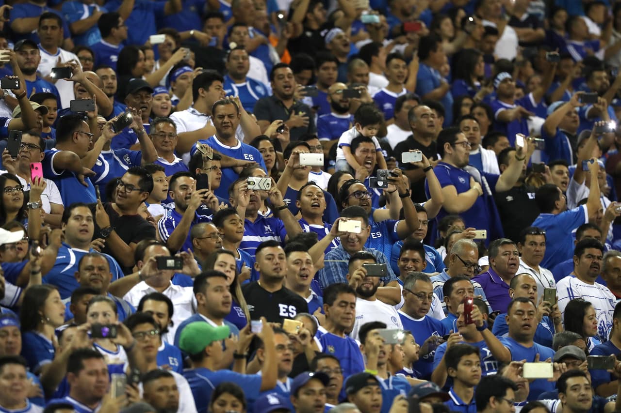 La afición salvadoreña se ilusiona porque uno de tres resultados que necesita este domingo le puede dar un boleto a La Selecta a la Copa Oro 2019.