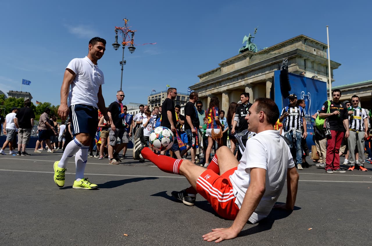 Los aficionados culés y bianconeros ya esperan ansiosos el inicio del encuentro entre italianos y españoles para definir al próximo Campeón de la Champions.
