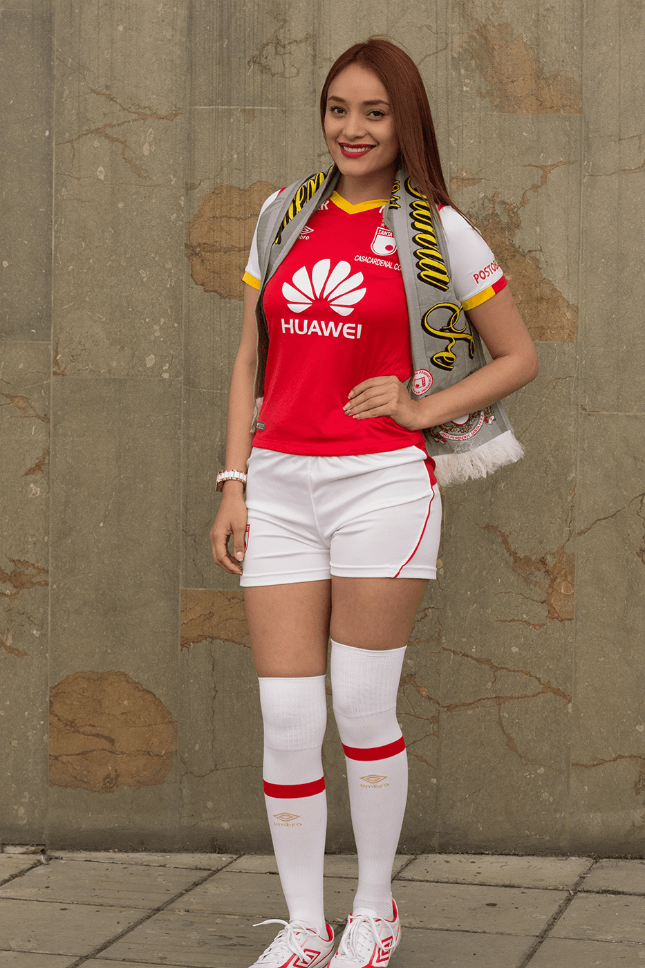 Las aficionadas del equipo rojo de Bogotá llevaron todos sus encantos al clásico 291 ante Millonarios. El encuentro terminó 1-0 a favor de Santa Fe, club dirigido por el técnico uruguayo Gregorio Pérez.