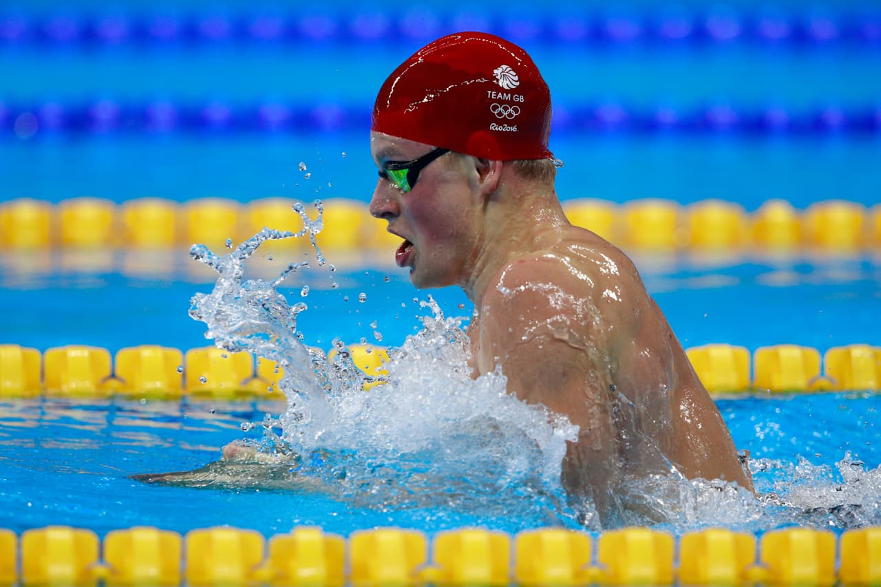 El nadador británico Adam Peaty estableció nuevo récord mundial y olímpico en la prueba de 100m braza, tras firmar el mejor tiempo de las series preliminares con 57.55 segundos, bajándole 37 centésimas a la marca anterior que él mismo poseía desde el 2015.