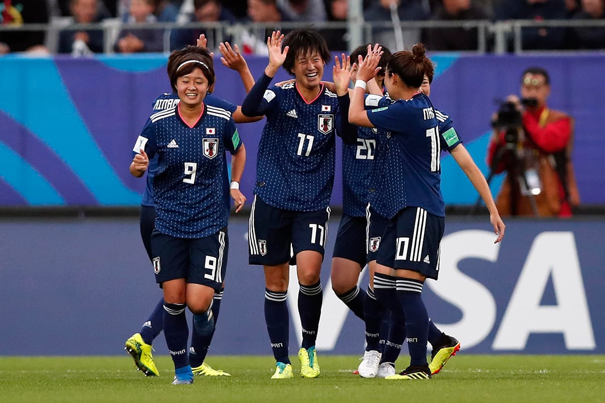 Al minuto 38 Hinata Miyazawa (izquierda) anotó el primer gol del juego para la selección de Japón.
