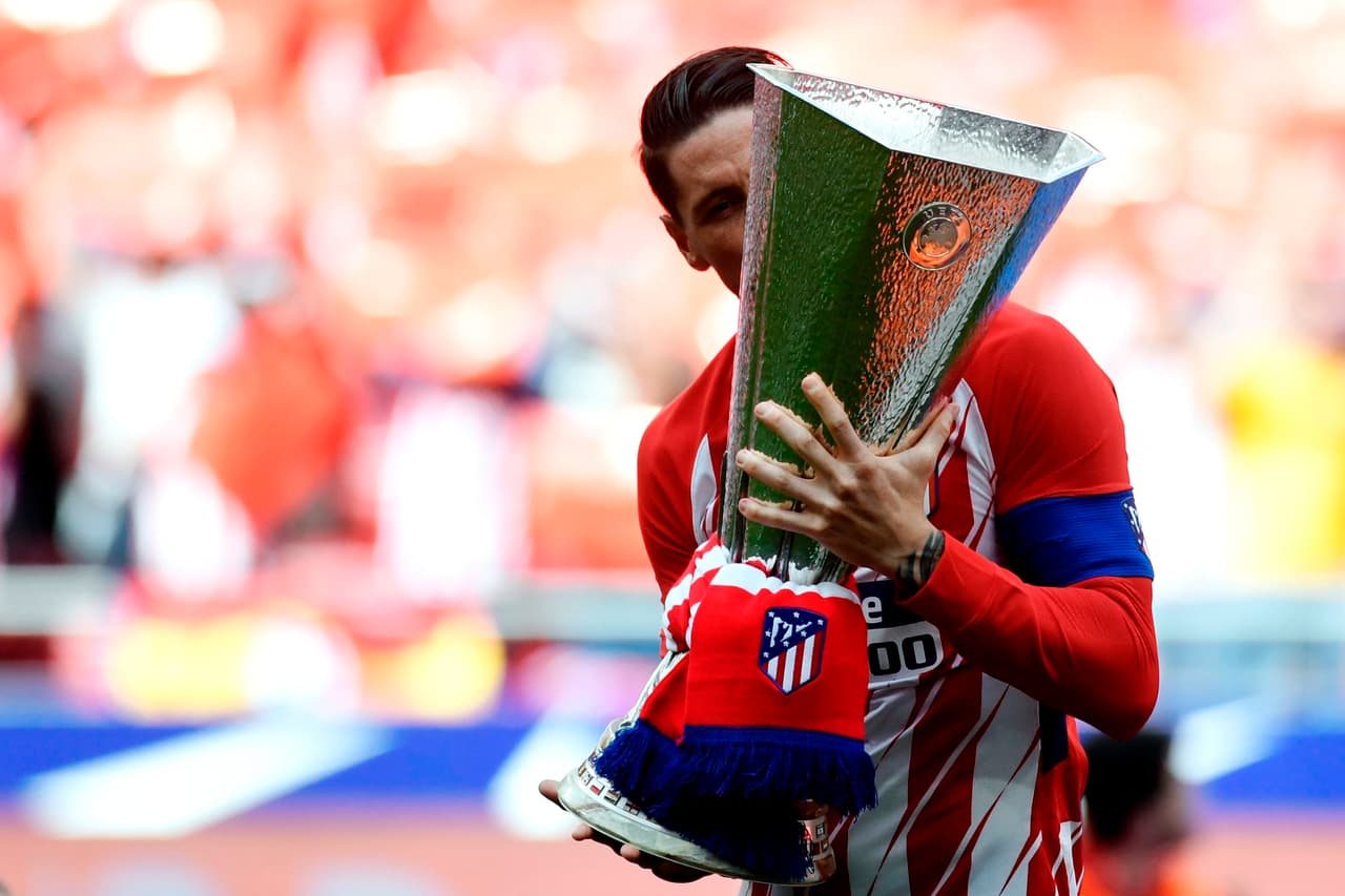 Fue también la oportunidad para darle un beso al trofeo ganado en Europa League durante la semana.