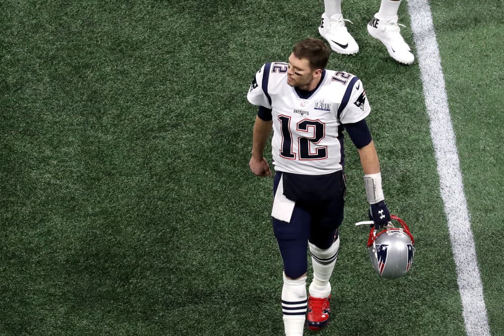 Brady iba de regreso a la banca frustrado porque en su primera serie ofensiva fue interceptado. Dicho sea de paso, fue la primera vez que le interceptaron un drive drive inaugural aquella campaña.
