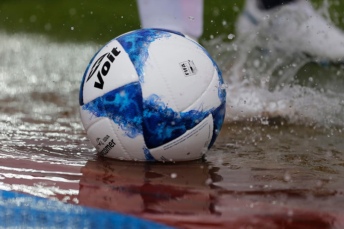 La lluvia estuvo presente en Puebla desde las horas previas, haciendo que fuera difícil el trámite del juego.