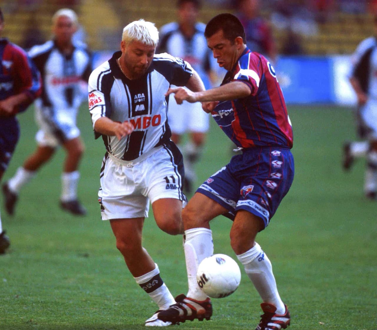Vayamos con un viejo conocido, Antonio Mohamed destacó como jugador por su gran calidad y por el color de su cabello.
