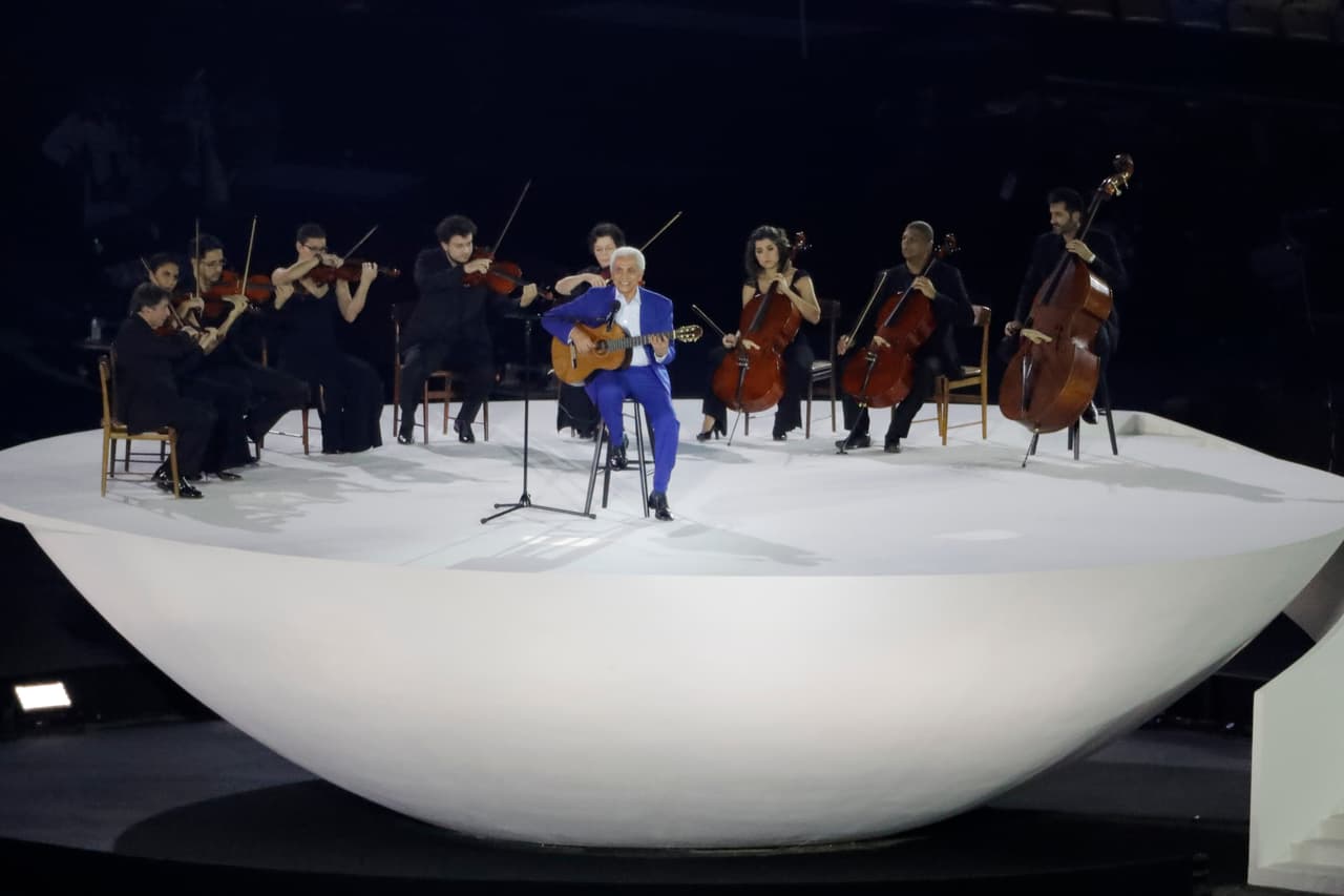 Paulinho da Viola en la interpretación del Himno Nacional de Brasil.