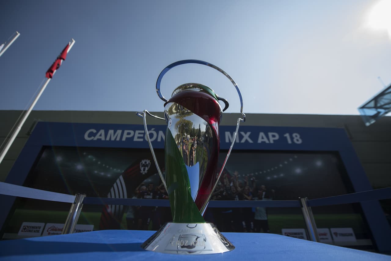 Cruz Azul presentó en público en La Noria el trofeo de campeón de la Copa MX, que se convierte en un impulso adicional esta temporada para volver a cumplir el sueño de ganar la Liga MX.