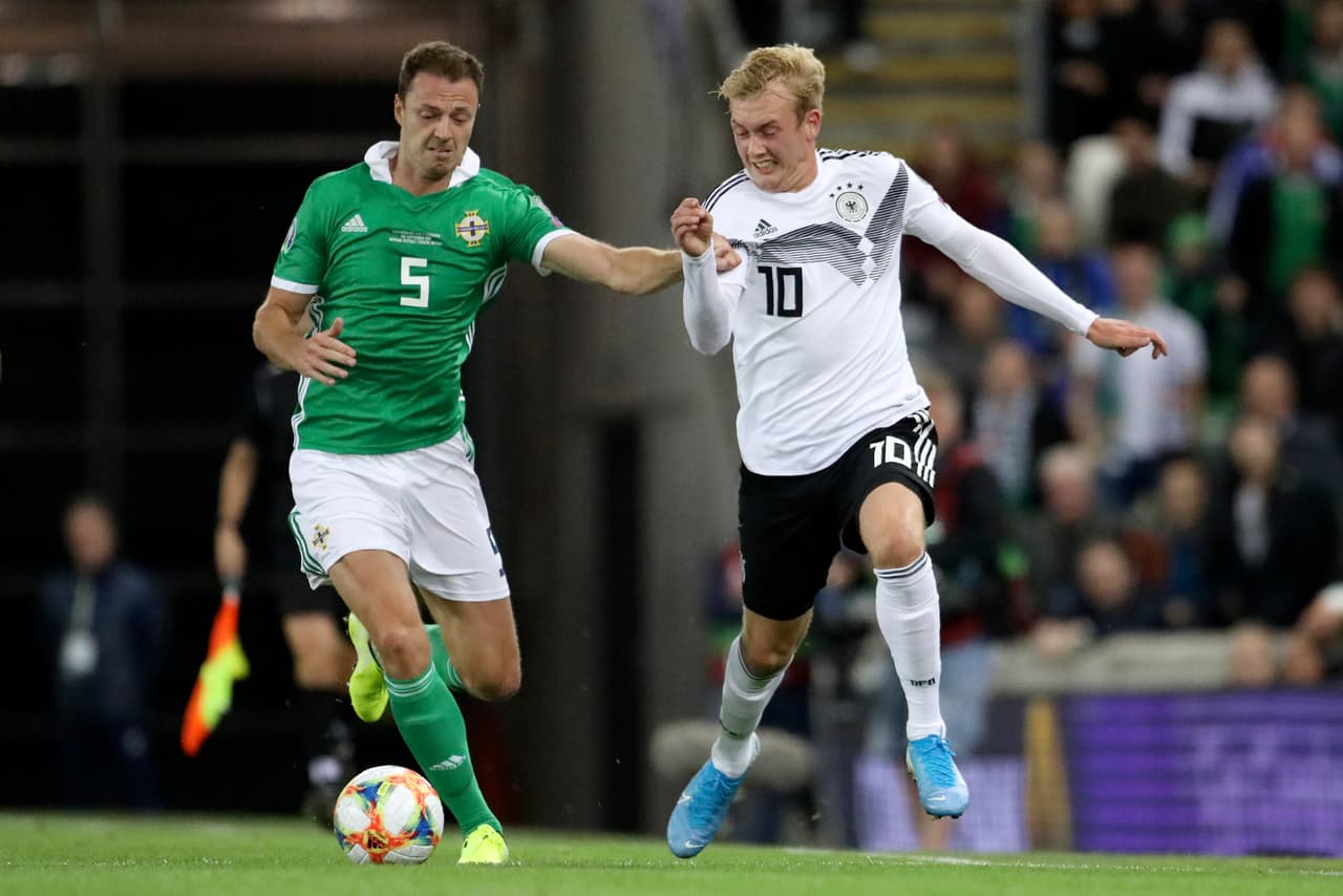 Julian Brandt y Evans, uno de los duelos más recurrentes del encuentro eliminatorio.