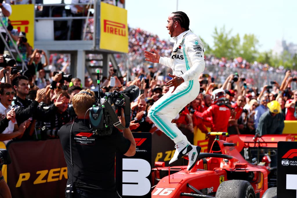 Lewis Hamilton guió al equipo Mercedes a la séptima victoria esta temporada de manera muy polémica, luego de que los oficiales decidieran quitarle la victoria a Sebastian Vettel.
