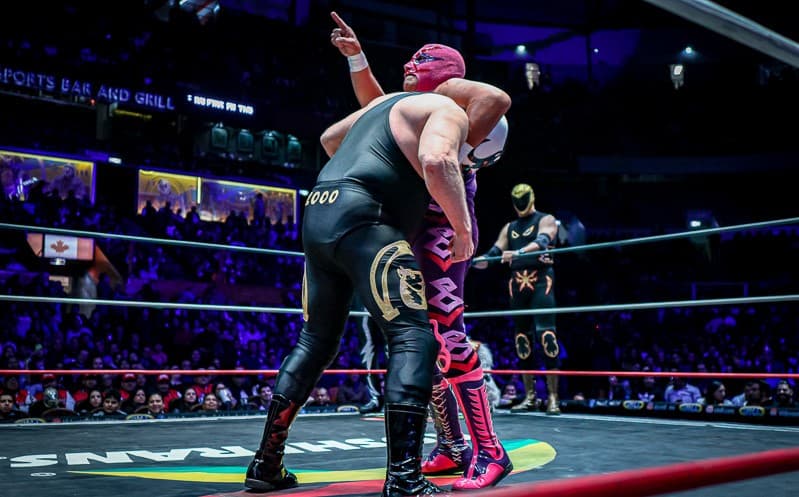 Villano IV castiga a Máscara Año 2000