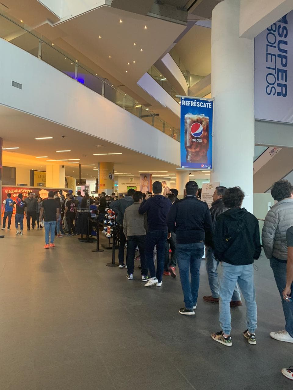 Con diversas actividades dentro de la Arena México, la afición ya calienta para el juego entre Pistons y Mavericks.